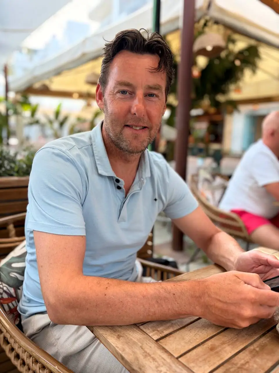 Marcel Demper aan een tafeltje